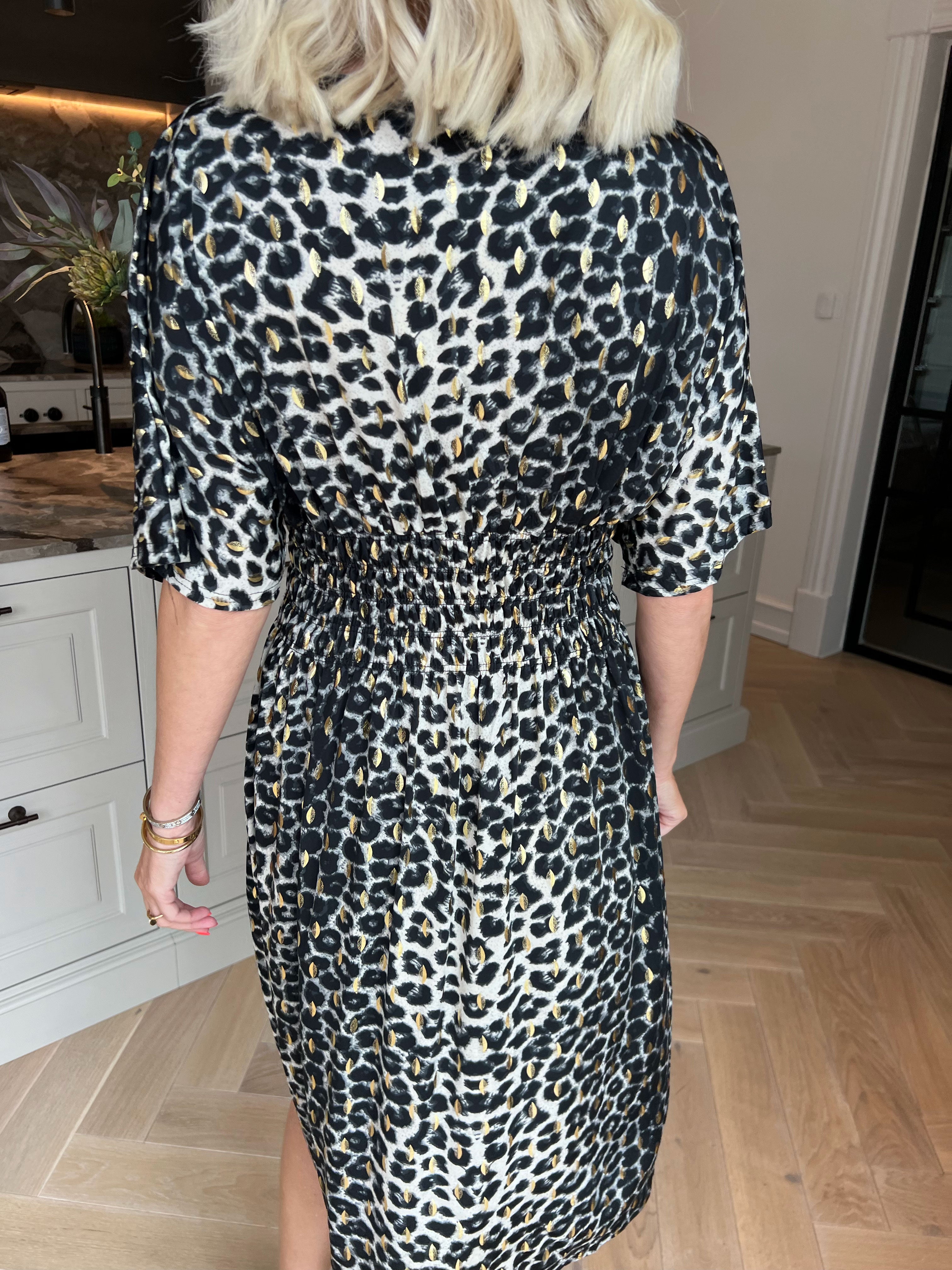 Pams Leo Short S/S - Elastisk kjole i leopardprint og guld dutter
